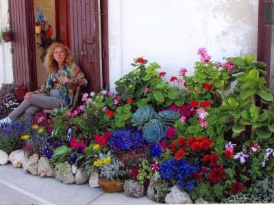 Era impossibile non notarlo, cos� curato e magico, posto davanti a una casa bassa e antica dalle mura bianche e le porte in legno. E� l� che abita infatti la �signora dei fiori�: Angela, una donna briosa e socievole, che vaso dopo vaso aveva creato un luogo di allegria e armonia, di lotta della natura contro il cemento